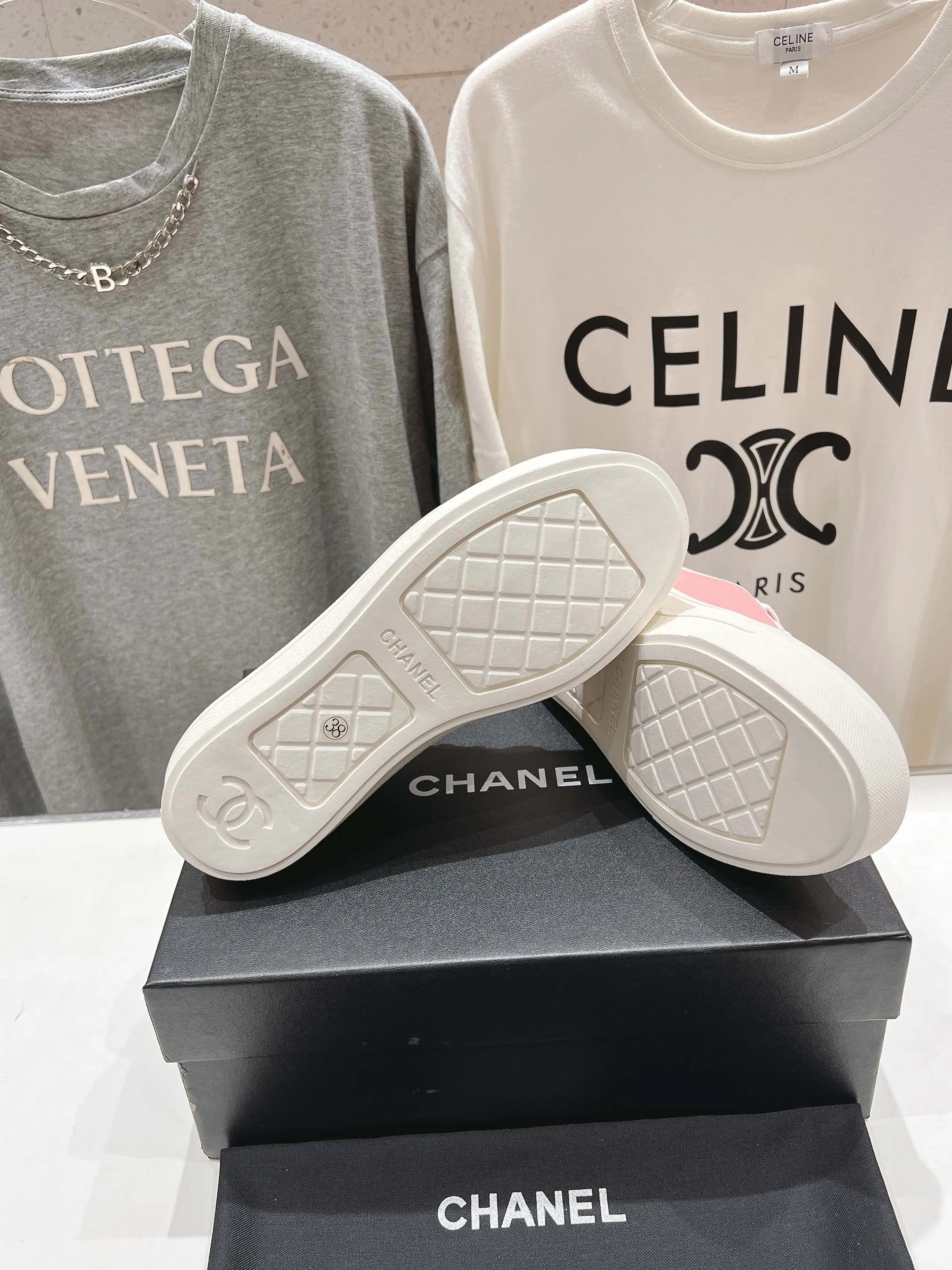 👟👟Ex-factory price 400👟👟 Chanel* Xiaoxiang 2025ss latest casual shoes, the currently super popular biscuit shoes. Internet celebrity Xiaohongshu is crazy about hot recommendations. The silly and cute style has a retro flavor! The shape is special and very recognizable. It makes your legs slimmer and longer. It is absolutely powerful. It is also very comfortable to wear. It has good looks. It is comfortable and increases your height. I must recommend it to everyone. The main feature of this year's series is minimalist style. ✔Fabric: original customized canvas. ✔Feet: water-dyed cowhide, comfortable on the feet. ✔Outsole: open-molded high-elastic rubber platform sole. ✔Number: 35-39.
